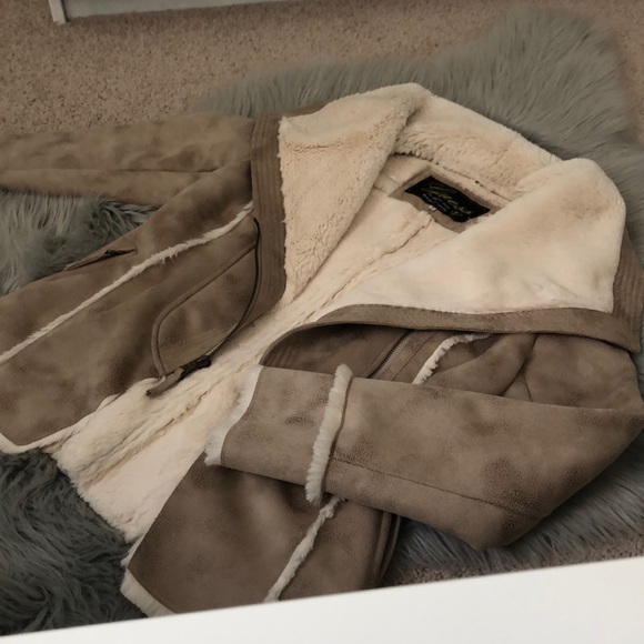 Cozy Guess 🧥 Jacket - Picture 2 of 6